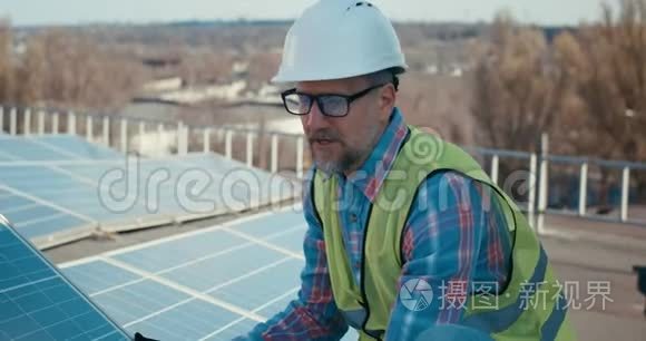 工程师解释太阳能电池板的安装视频