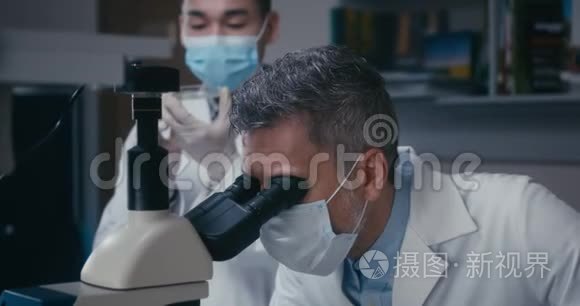 教授和学生在实验室讨论视频