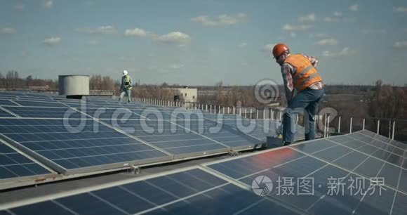 技术员清洁平顶太阳能电池板视频
