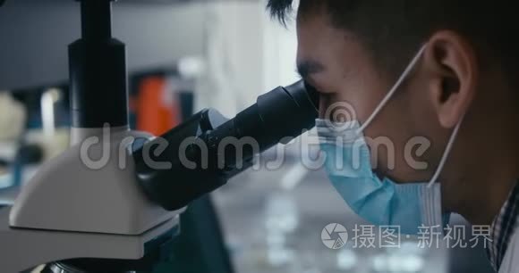 显微镜下研究样品的科学家视频