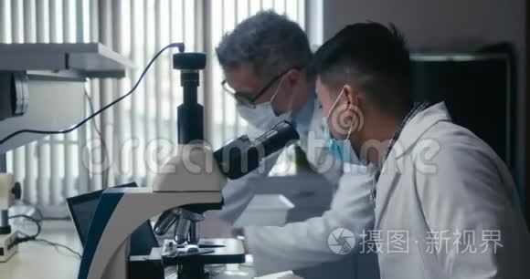 显微镜下研究样品的科学家视频