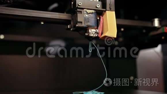 3D技术打印机头打印蓝色塑料线