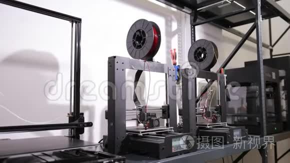 3D技术宽镜头打印机，打印塑料零件在工厂。