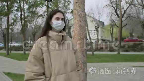 患有医疗面罩的患病妇女在一个空城中心冠状病毒COVID-19流行流行期间咳嗽