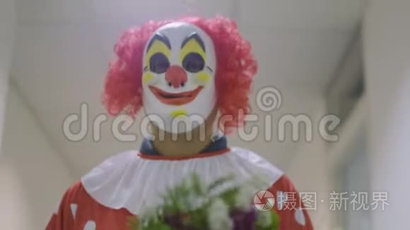 一个小丑走在走廊上视频