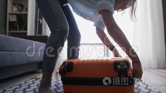 酒店客房内旅行妇女打开手提箱视频
