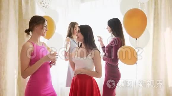 四位年轻女士在家庆祝母鸡聚会视频