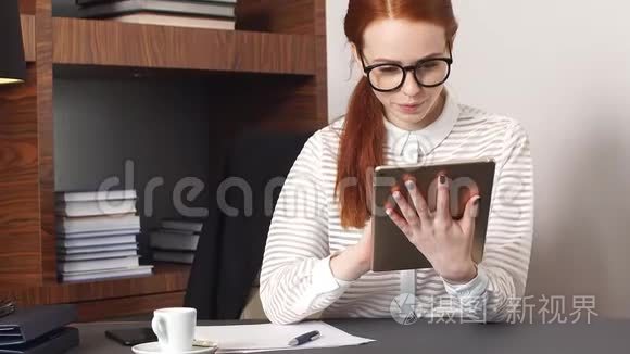 年轻成功的女商人在家庭办公室的客厅里用平板电脑工作