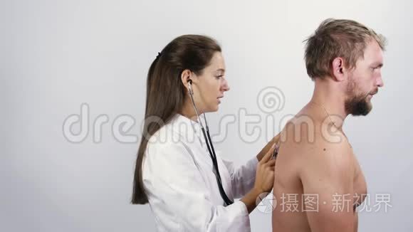 女性医生用听诊器检查男性患者视频