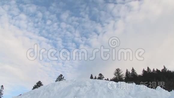 雪地摩托跳跃