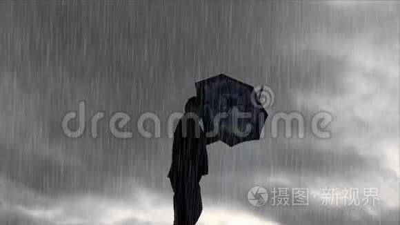 雨天风雨交加的男子剪影视频