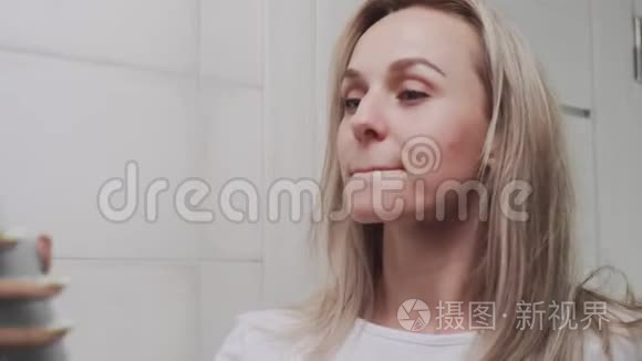 贴身女人用水喷淋皮肤补水视频