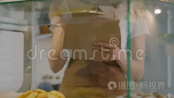 在面包店窗口点糕点的女人视频