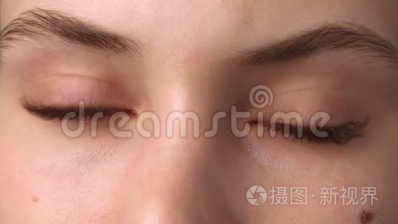 睫毛延伸手术。 女人的眼睛有长长的蓝色睫毛。 效果。 特写，选择性聚焦..