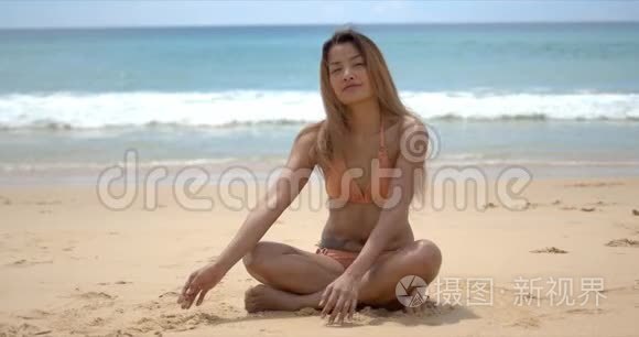 快乐的女人坐在沙滩上视频
