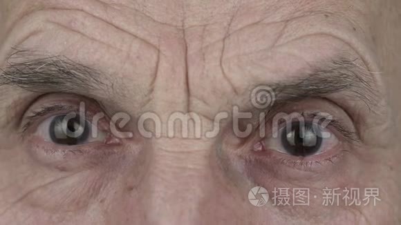 老人满脸皱纹,有着睿智的灰色大眼睛短视频
