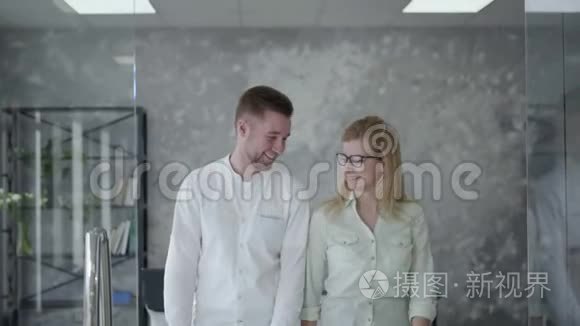 创业成功，年轻快乐的商业伙伴男女手举一个开放的标志，同事们欢欣鼓舞