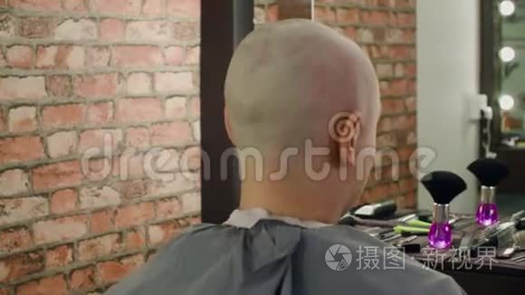 理发师从客户头上拂过头发视频