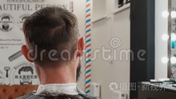 理发师修剪客户的背面视图视频
