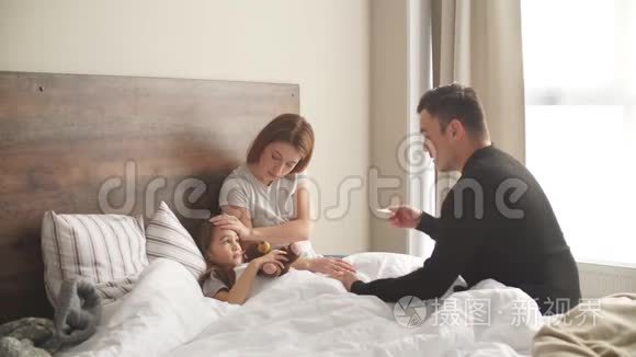 小心的白种人家庭照顾生病的女儿