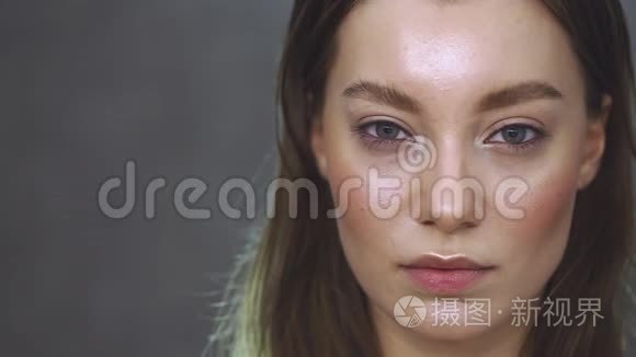 漂亮的女孩模特看着相机。 美丽的脸。