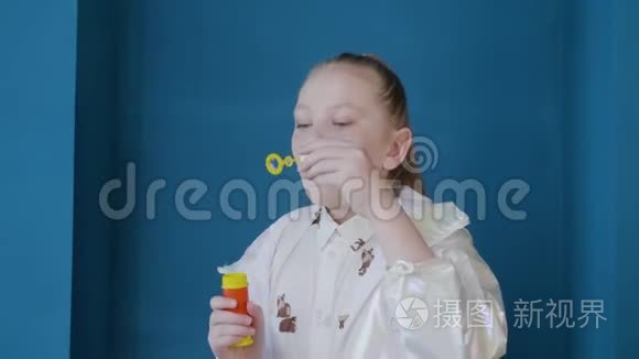 可爱的少女在吹肥皂泡视频