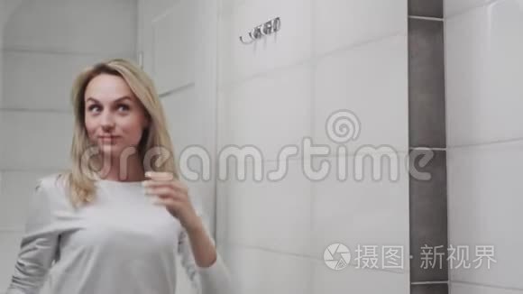 女人用水喷淋皮肤补水视频