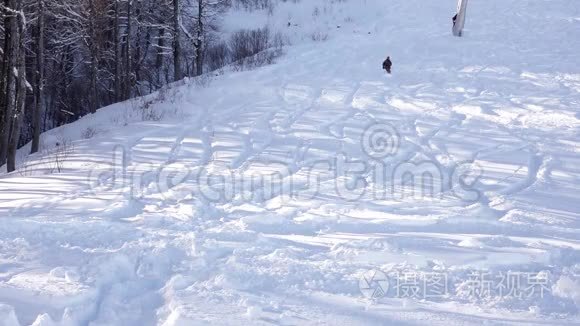 滑雪者从山上登上滑雪板视频