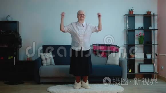 一位老年妇女在房间里做运动视频