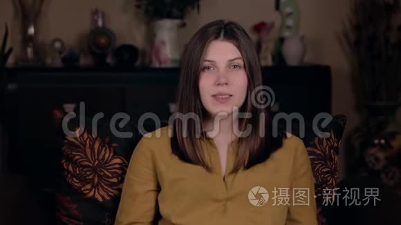 博客或视频博客，大众媒体和人的概念快乐的微笑妇女或博客记录视频，显示拇指