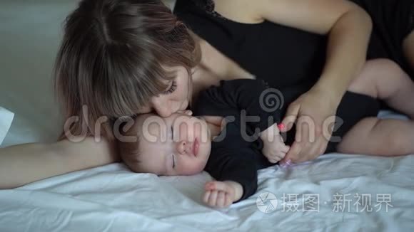 穿黑衣服的妈妈和宝宝躺在床上