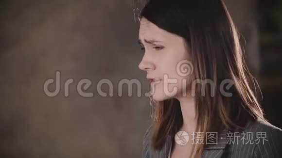 魅力自信的女商务教练发表演讲。 年轻快乐的白种人女老板在正式会议上发言。