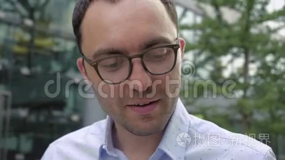 一个不守规矩的人讲故事.短视频