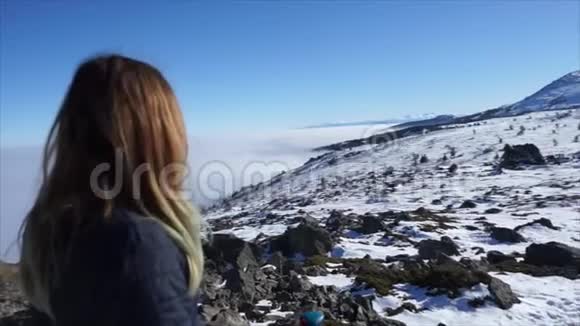 金发坚强的登山小姐，独自一人带着灵感观察挑战高峰与雪。视频的预览图