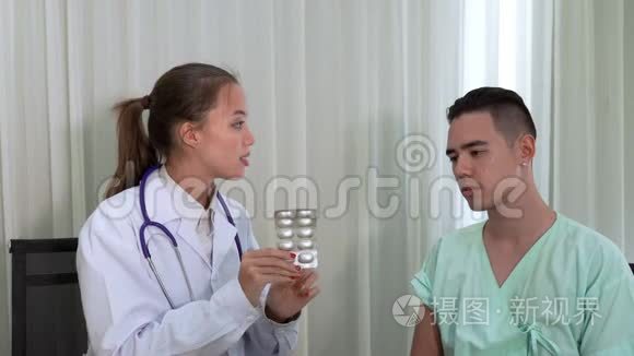 女医生正在描述年轻男性患者的药物使用情况。