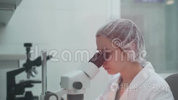 女科学家开始使用显微镜。 微生物学家看显微镜。 微生物实验室研究