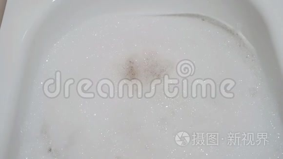 女孩在泡沫浴中用手指在脚上玩耍