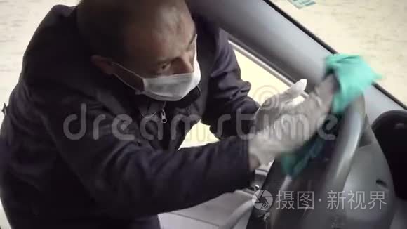 老人用口罩和手套消毒汽车