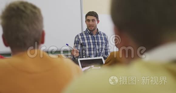 老师在他的高中班讲话视频