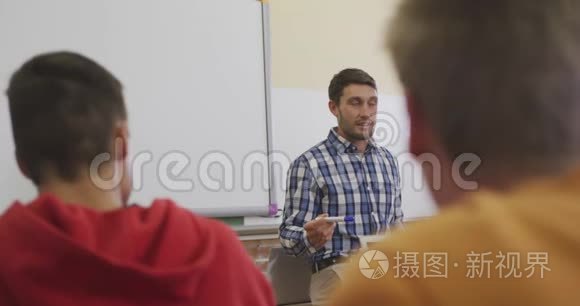 老师在他的高中班讲话视频