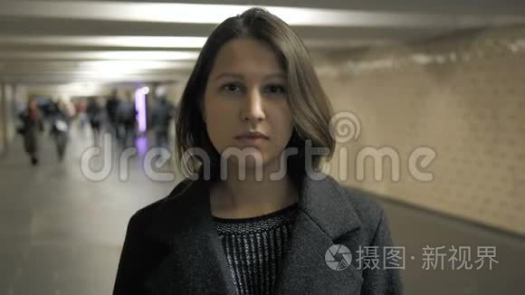 冠状病毒感染COVID19公交人群城市地铁口罩女