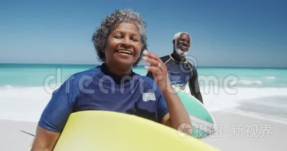 前景老夫妇在海滩上有冲浪板视频