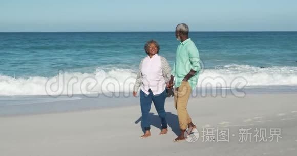 在海边散步的老夫妇