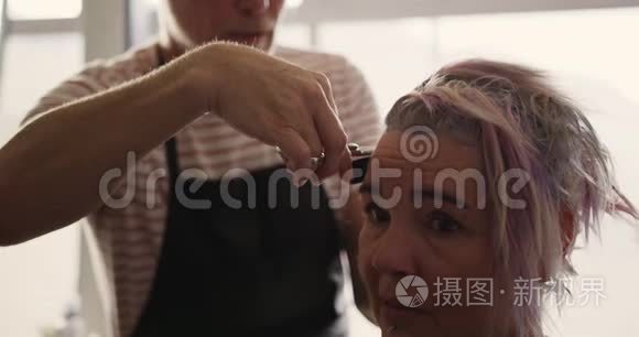前景妇女的发型是理发师设计的视频