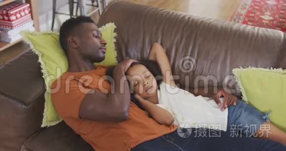 非裔美国人父女睡沙发