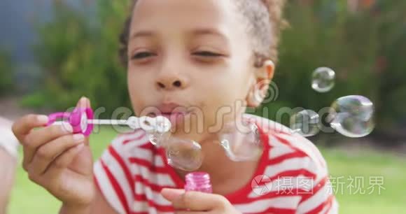 非裔美国女孩在外面做泡泡