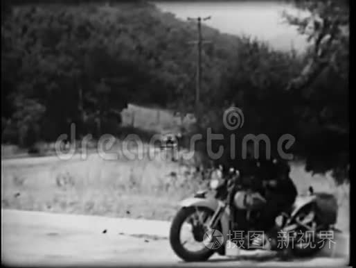 警察骑摩托车在乡间公路上追车视频