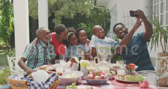 快乐的一家人一起在餐桌上吃饭视频