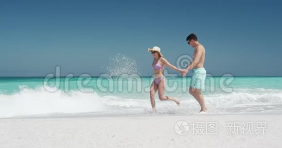 恋爱中的情侣一起享受海滩上的自由时光