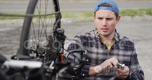 残疾人组装自行车部件